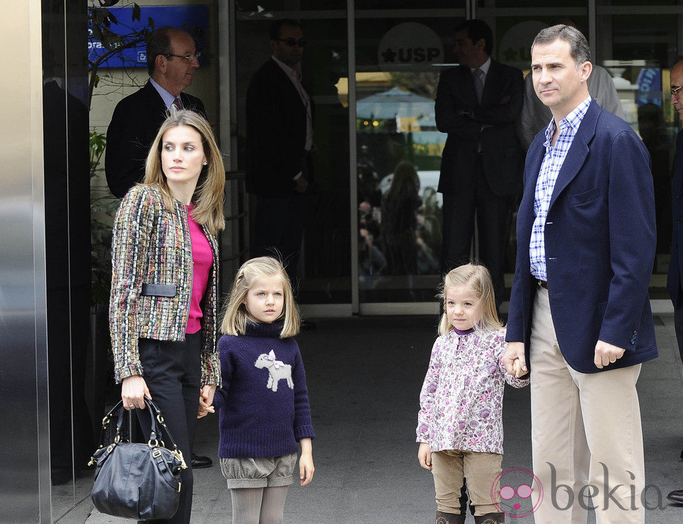 El Rey,intervenido quirúrgicamente esta madrugada - Página 4 20170_principe-felipe-letizia-leonor-sofia-visitan-rey