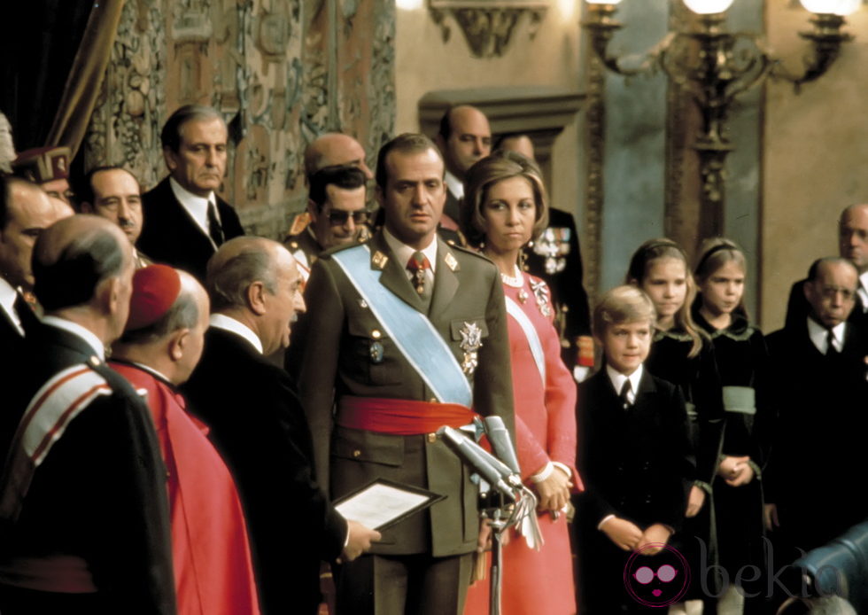 El 75 cumpleaños del Rey - Página 3 21271_ceremonia-coronacion-juan-carlos-rey-espana-1975