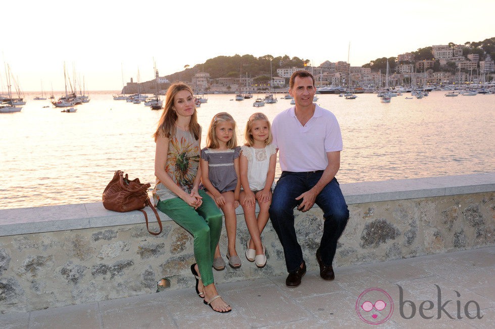 VACACIONES DE VERANO 2012 - Página 17 25837_principes-felipe-letizia-infantas-leonor-sofia-soller