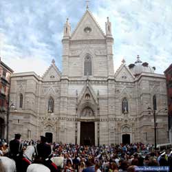 Le miracle de San Gennaro  Duomo-foule-pour-san-gennaro-45