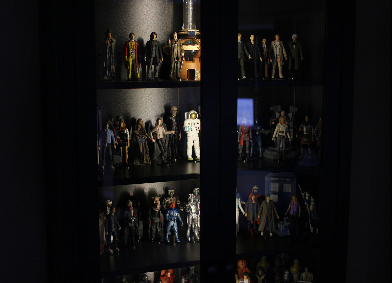 Show off your figure collections!!! - Page 17 Whocabinetnightold