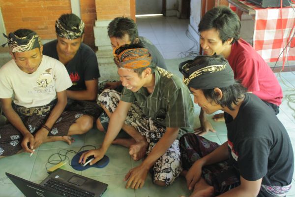 10 Perilaku & Kebiasaan Berinternet Orang Indonesia Internetan