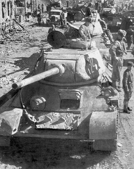 الدبابه السوفييتيه T-34  T-34_85_1