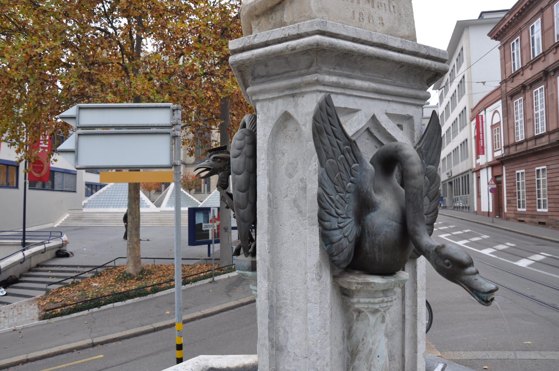 fontaine originale  Pyramides_basilic_eglise