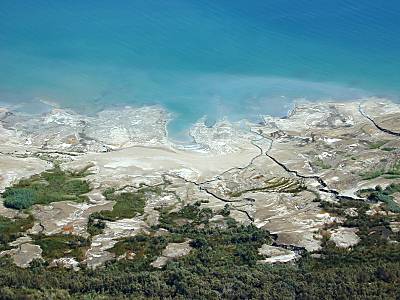 رحلة الى ربوع الاردن Dead_Sea_shoreline_tb_n100200w