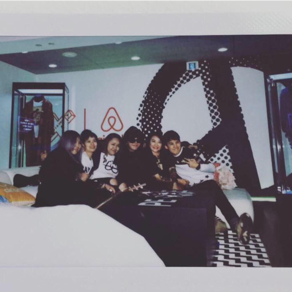 [24/9/2015][Pho] G-Dragon chụp ảnh cùng staff của AirbnB 55ade75b77