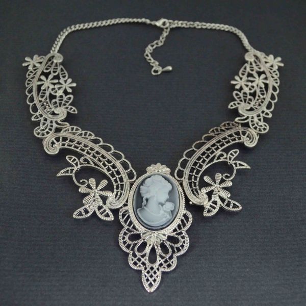 Je veux, j'obtiens!! - Page 21 Collier-fantaisie-camee-baroque-en-metal-et-resine