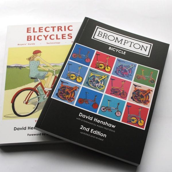 Dessine-moi un Brompton ! [récit d'un florilège d'illustrations officielles et personnelles] Brompton-and-Electric-Bike-books-600x600