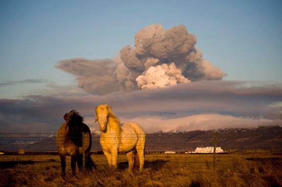 سجل حضورك بصوره على ذوقك - صفحة 3 Volcano-clouds1