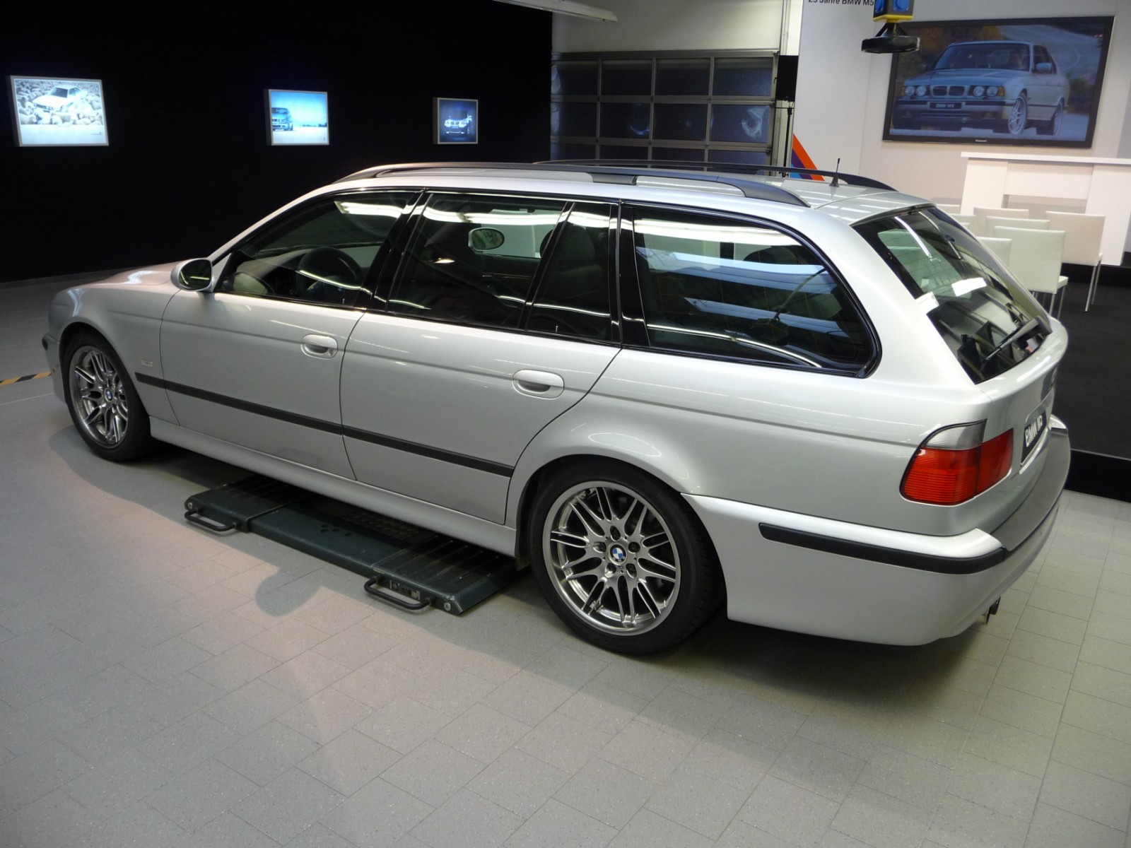 M5 e39 break deux modèles au monde  Bmw-m5-e39-touring-01