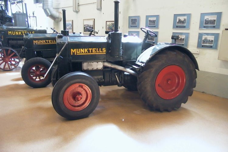 les début des tracteurs " à boule chaude" semi-diesel  040715-13