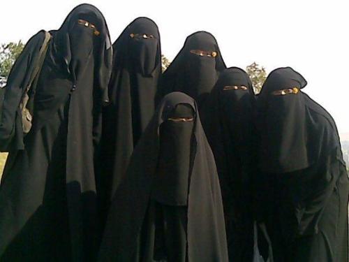 La place de la femme dans l'Islam - Page 3 Niqab-group-of-women
