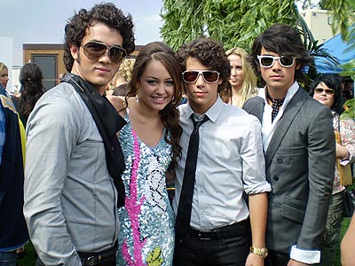 صور كوول لjonas brothers  3473_the%20jonas%20brothers%20with%20miley%20cyrus