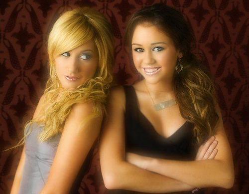 صور مايلي مع بعض المشاهير 4559_4devonsblog-miley%20and%20ashley