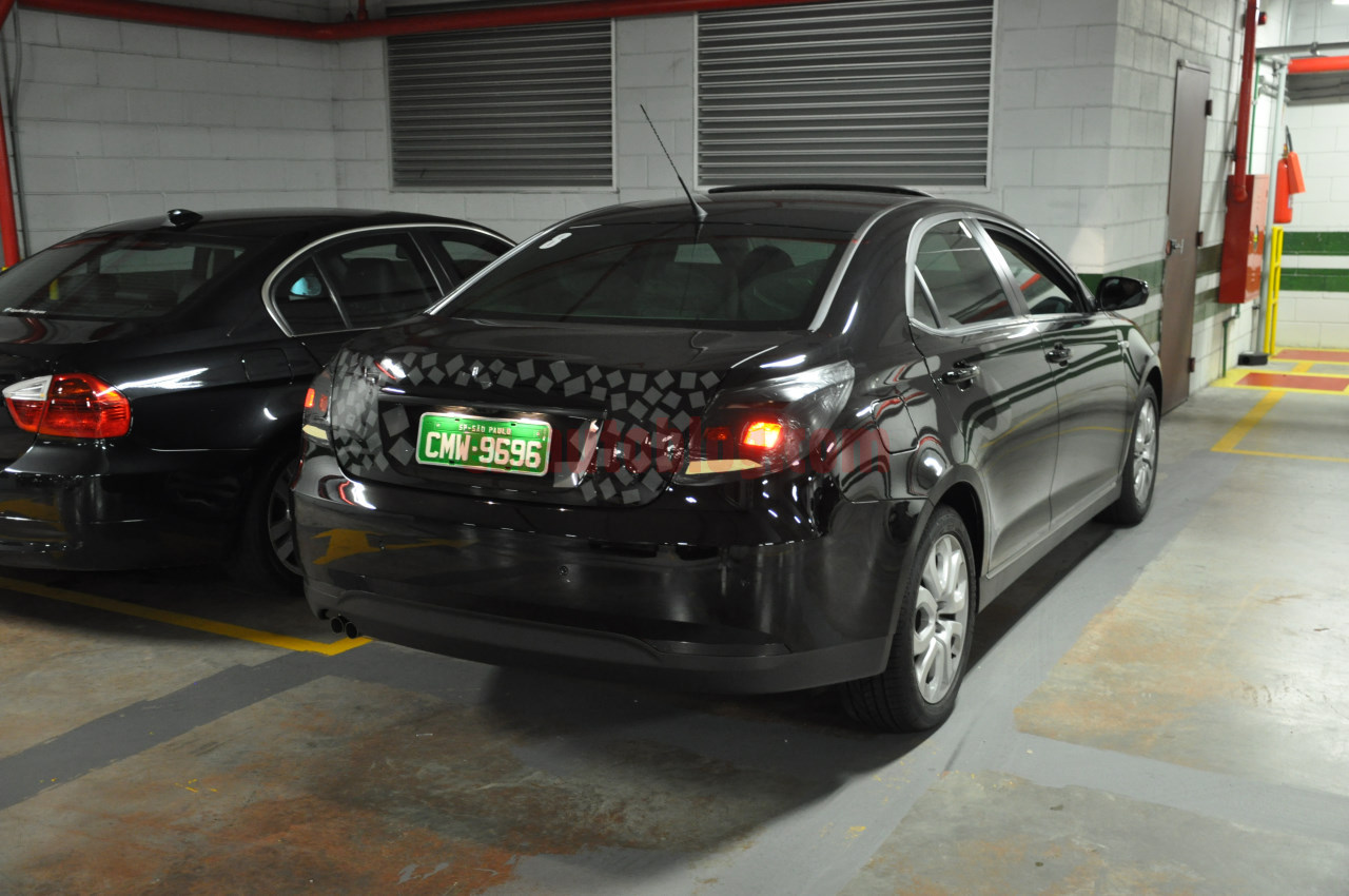 CARROS CHINESES NO BRASIL Roewe550_espia_bra_00