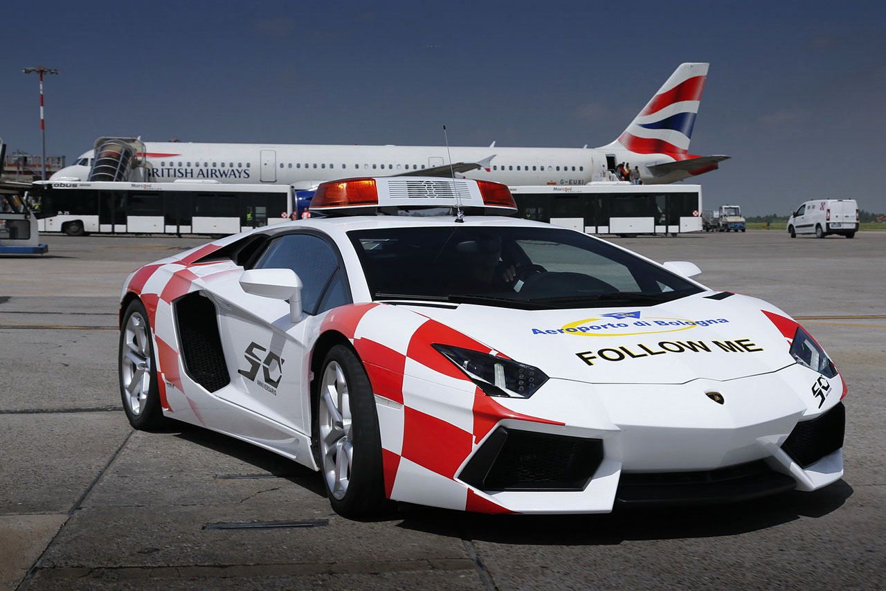 Lamborghini Aventador como coche "follow me" en el aeropuerto de Boloña 0001-lamborghini-aventador-bologna-airport-01