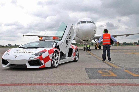 Lamborghini Aventador como coche "follow me" en el aeropuerto de Boloña 0004-lamborghini-aventador-bologna-airport-04-1368528774