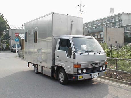 拍案叫絕的超強改裝露營卡車！有二樓臥室喔 Toyotadyna8x