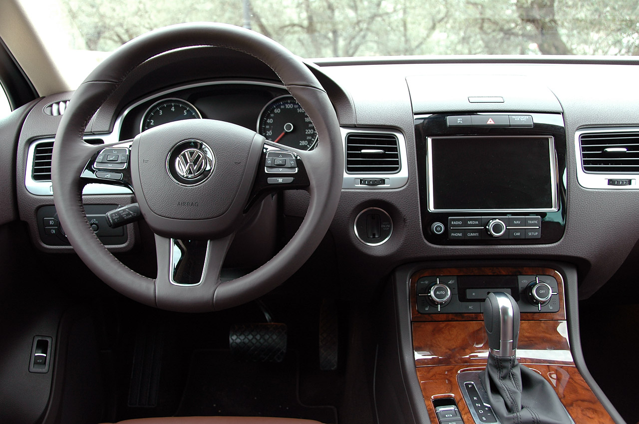 صور بكل التفاصيل للـ Volkswagen Touareg 17vwtouaregfd2011