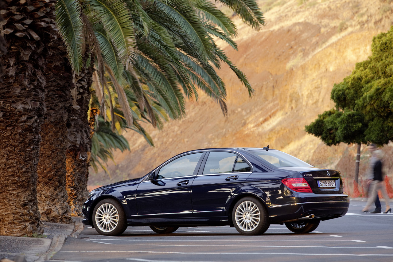 2010 - [Mercedes] Classe C Restylée [W204] - Page 8 04-2012-mercedes-benz-c-class