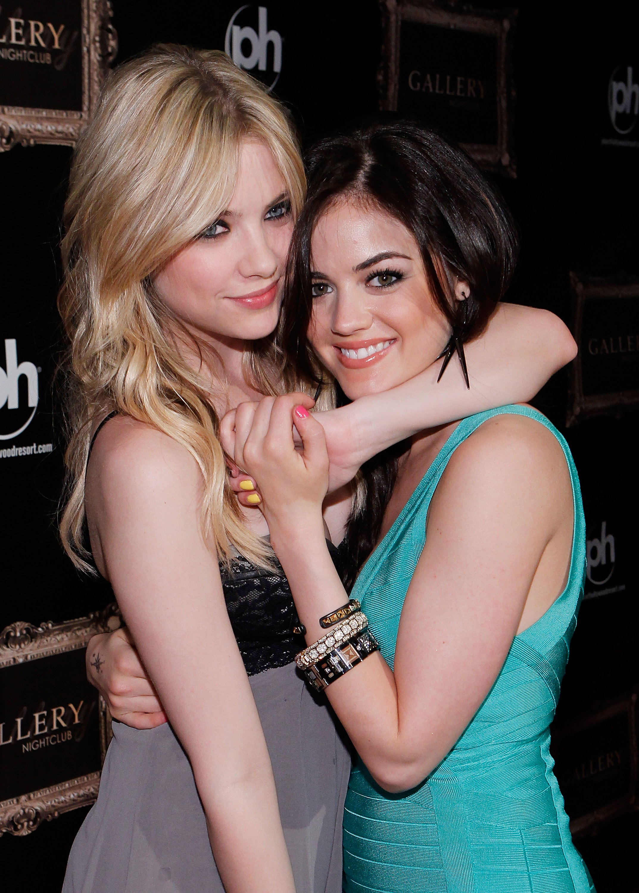 besoin de votre aide les choux ! Lucy-hale-and-ashley-benson