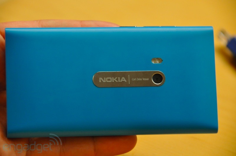 .. صور للجهاز الرائع ونظامه الاروع Nokia N9 ..  11d621210id