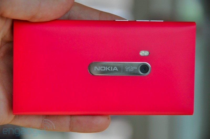 .. صور للجهاز الرائع ونظامه الاروع Nokia N9 ..  11d621227n9ho