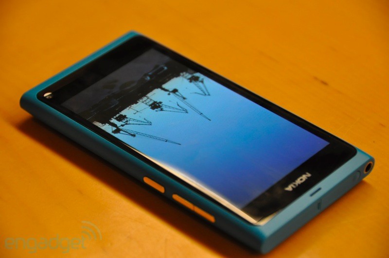 .. صور للجهاز الرائع ونظامه الاروع Nokia N9 ..  11d621235id