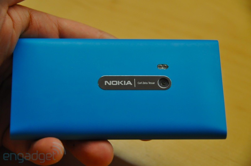 .. صور للجهاز الرائع ونظامه الاروع Nokia N9 ..  11d621243id