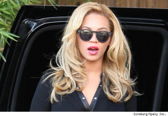  Beyoncé esta en tratamiento para aclarar su piel ? Beyonce-blond-hair-bombshell-590bes-021611