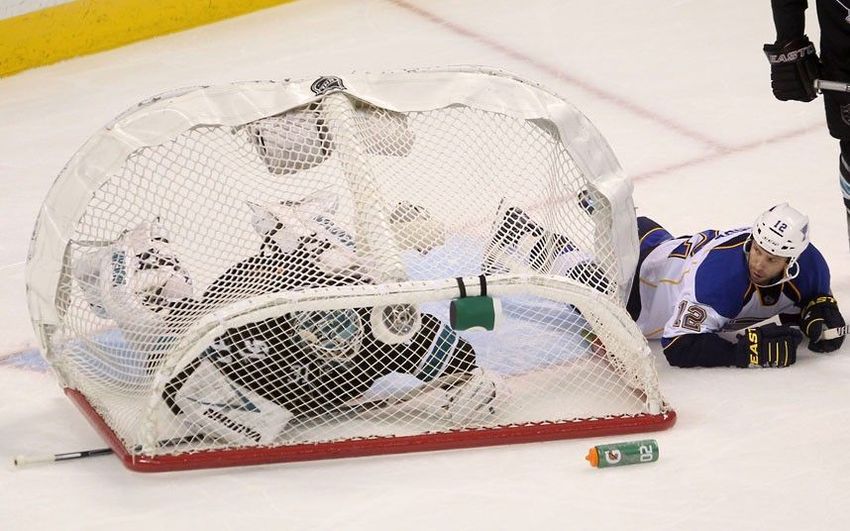 Imágenes NHL - Página 42 Meterse-dentro-de-una-porteria-de-hockey-hielo