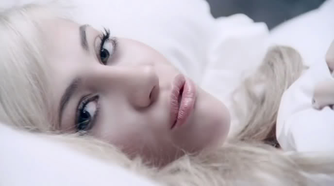 P e r f e c t l y.~ {Pixie's Reltionship} Pixie-lott-mama-do-video-cama-bed