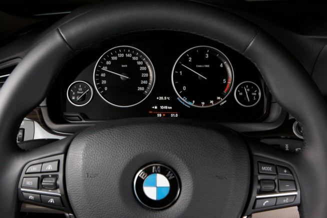 [صورة مرفقة: 2011-bmw-5-series-photos-403-654x436.jpg]