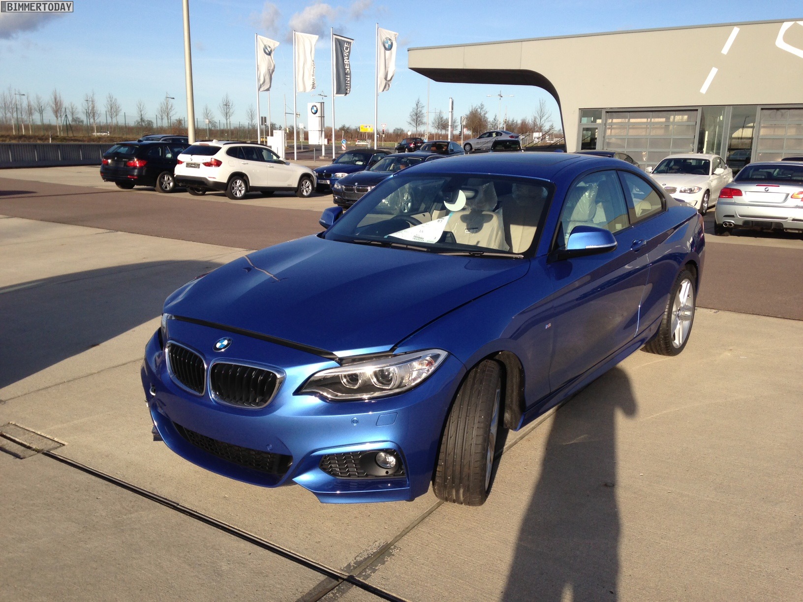 2013 - [BMW] Série 2 - Coupé/Cab. [F22/3] - Page 15 BMW-2er-M-Sportpaket-F22-Estorilblau-Live-Fotos-RHD-1