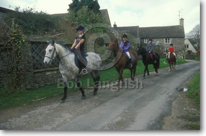 Straße zum Dorf Pic25Cotswolds%20UK%20Riding%20Holidays