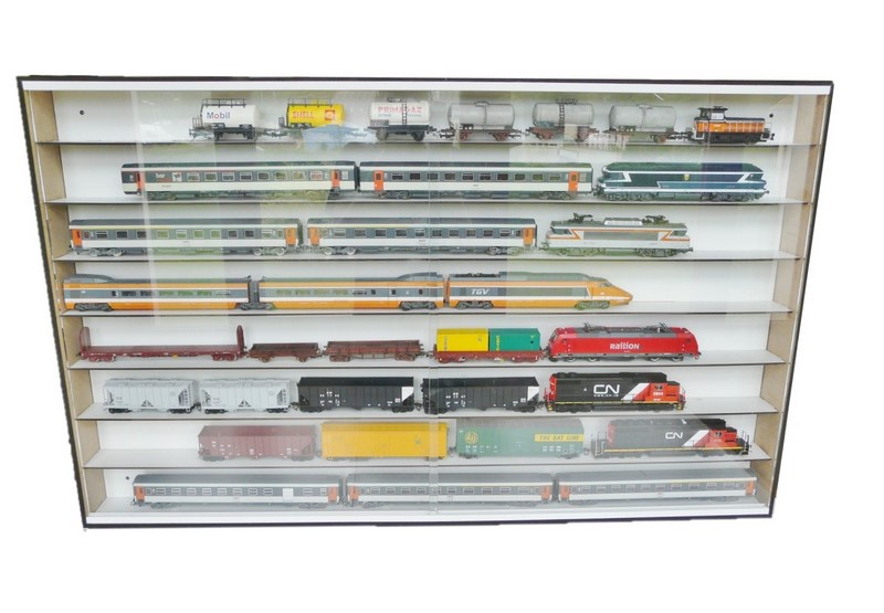 [Bois Modelisme] Vitrine spéciale pour trains HO +++ dates de congés Vitrine_train_electrique_vitrine_train_miniature_vitrine_murale_miniature_collection_train_auto_vitrine_mural_vitrine_train_ho_vitrine_pour_jouet_vitrine_train_ho_8_BOIS_MODELISME