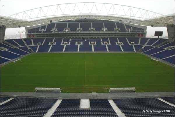 Trouver Le Stade - Page 6 Est_euro2004-porto%20dragao