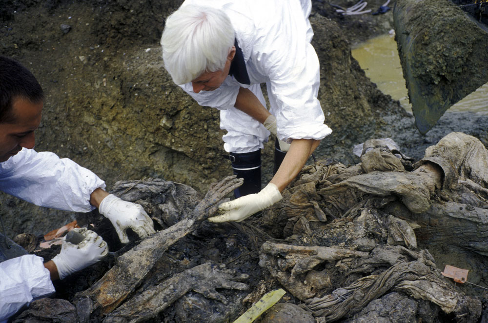 Umat Agama Apakah Yang tega melakukan Genocide seperti Dibawah Ini ?? Srebrenica-massacre-genocide-against-bosnian-muslims-bosniaks