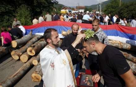 KFOR-i largoi tri bllokada në veri  Tri%20bllokada