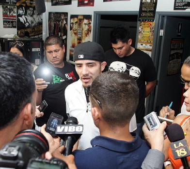 Arum quiere Ríos Alvarado-ganador para luchar contra Pacquiao en abril Donaire_Rios-media-day_121010_004a