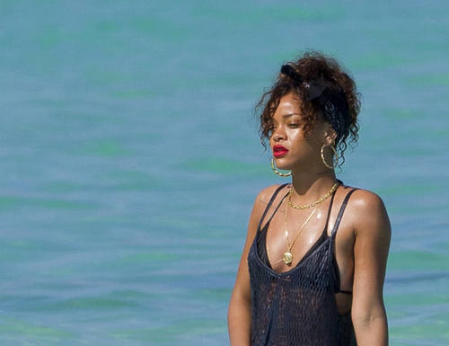 Devojka Chrisa Browna ismejavala Rihannu, ona poludela Rihanna_021