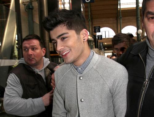 Ponovo kompletni: Zayn Malik se vratio u One Direction FFN_VisualFF_One_Direction_022012_8792070