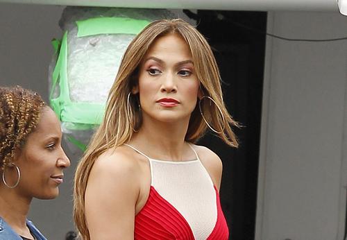 Jennifer Lopez i Casper Smart zajedno na sceni FFN_AmericanIdol_Judges_PRROFF_050212_9040742