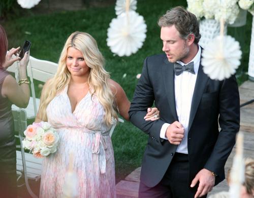 Jessica Simpson prodaje prava na prve slike sa svojom bebom FFN_SimpsonSisters_Bridesmaid_SC_032512_8911509