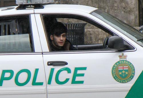 Šta Zayn Malik radi u policijskom automobilu? 010612_zmrm2