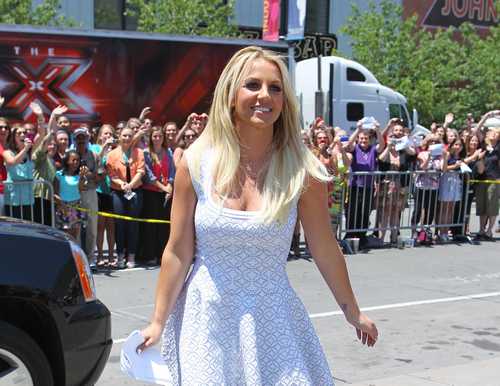 Potpune suprotnosti: Britney i Demi će suditi na krajnje različite načine u X Factoru  Britney-Spears-X-Factor-audition-at-the-Sprint-Center-in-Kansas-City_060812_06