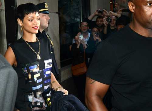 Rihanna gola do pojasa na omotu novog albuma “Unapologetic” SIPA_00644827_0000021