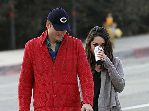 Svuda zajedno: Mila Kunis i Ashton Kutcher šetaju psa  Mila-ashton-102212-2