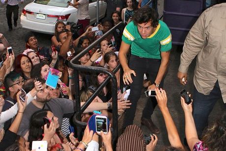 Previše ljubavi za njega: Harry Styles preskočio ogradu da bi pobegao od Directionerki! Harry-Styles-2017934