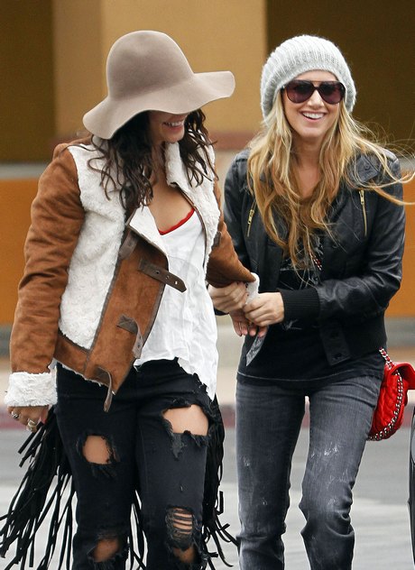  Ashley Tisdale - Page 6 FFN_Tisdale_Ashley_LRR_121911jpg_8299808